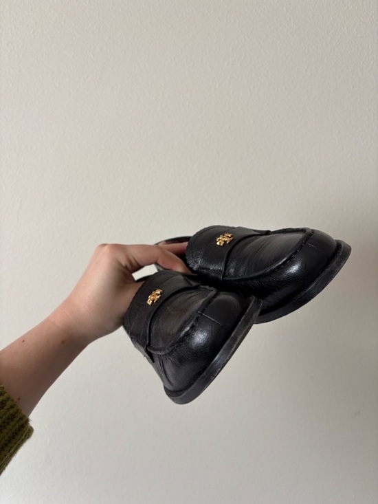 Tory Burch Classic Best-Selling Black Leather Loafers with Gold Emblem Size 6.5 main image 7